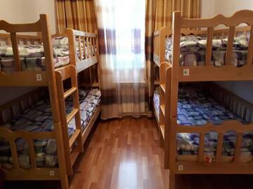 Кровать в общем 4-местном номере для мужчин и женщин в  Arm Hostel